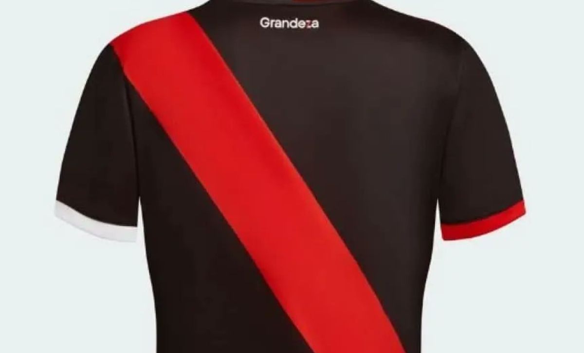 Negra con banda roja la nueva camiseta alternativa de River