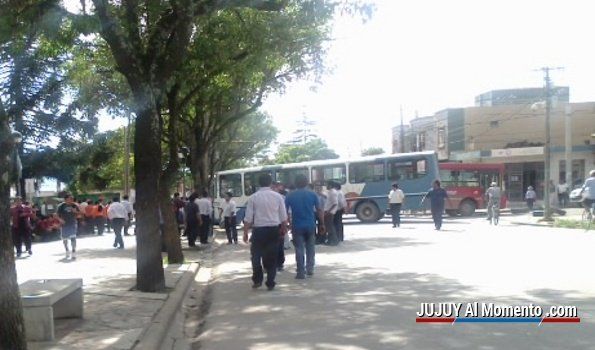 Choferes de colectivos cortan la Avda. Éxodo y justifican medidas