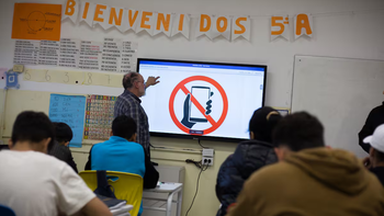 Control de celulares en las escuelas: dicen que implica una carga más para el docente