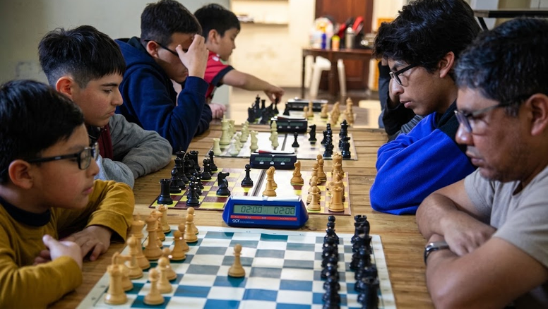 Más de 60 ajedrecistas y un solo objetivo, conquistar el 
