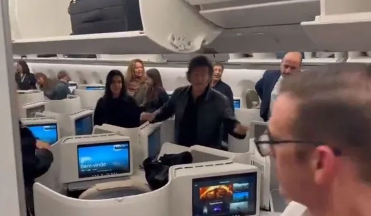 Aplausos, fotos y ovación, el momento de Javier Milei con los pasajeros en el avión de regreso