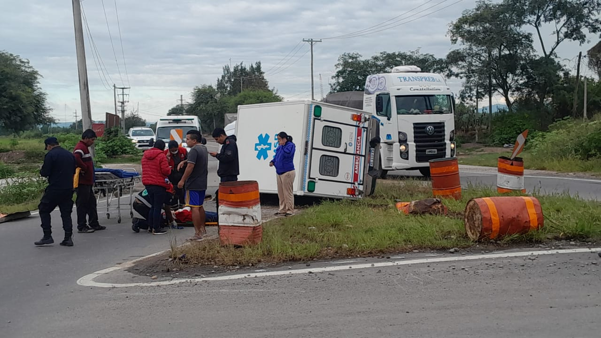 Terrible vuelco de una ambulancia en el Cruce Los Lapachos