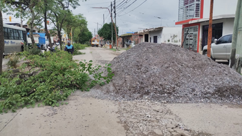 Una calle destruida y con arreglos precarios en Palpalá