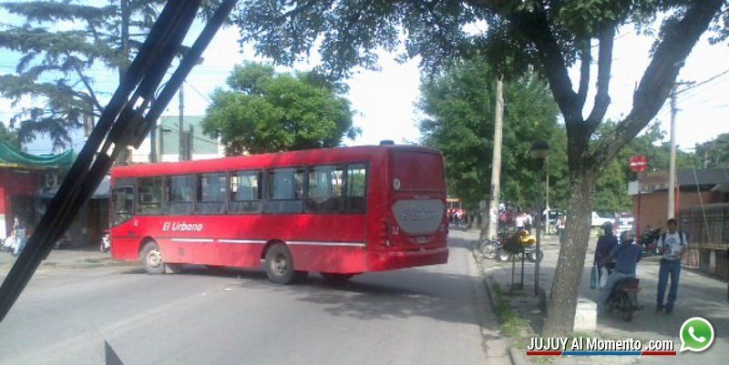 Choferes de colectivos cortan la Avda. Éxodo y justifican medidas