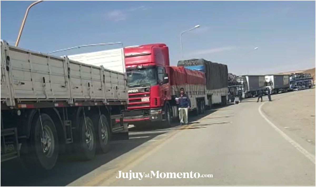 Cientos de camiones varados por el cierre del Paso de Jama