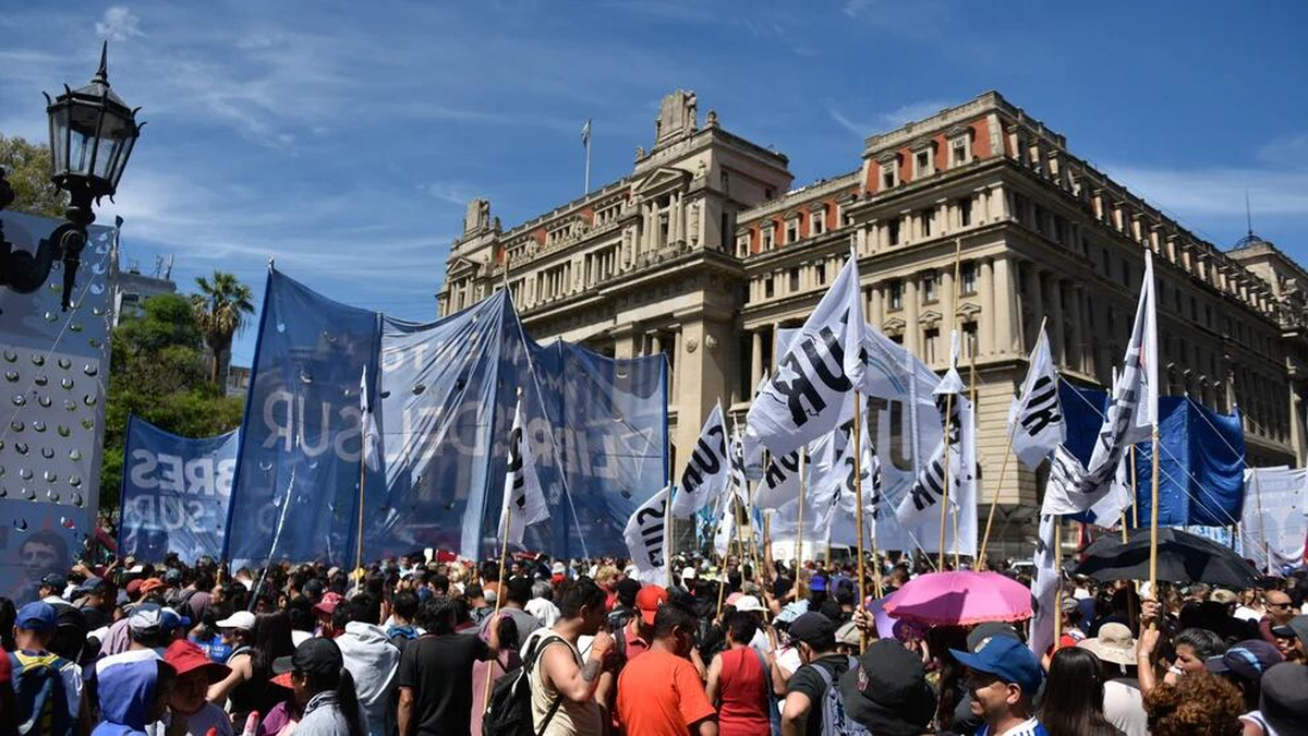 La CGT Marcha Contra El DNU De Javier Milei