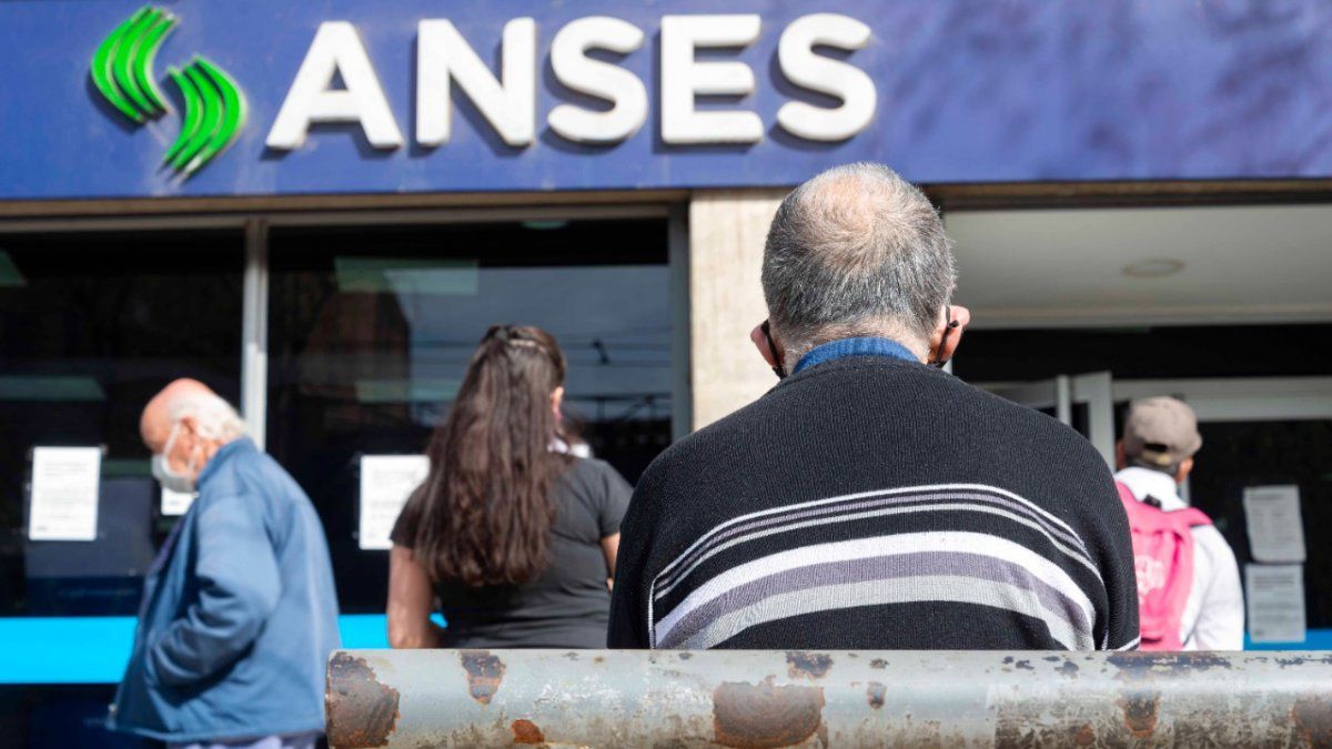 Un grupo de beneficiarios de ANSES cobrará un bono de $10.000 en febrero: los detalles