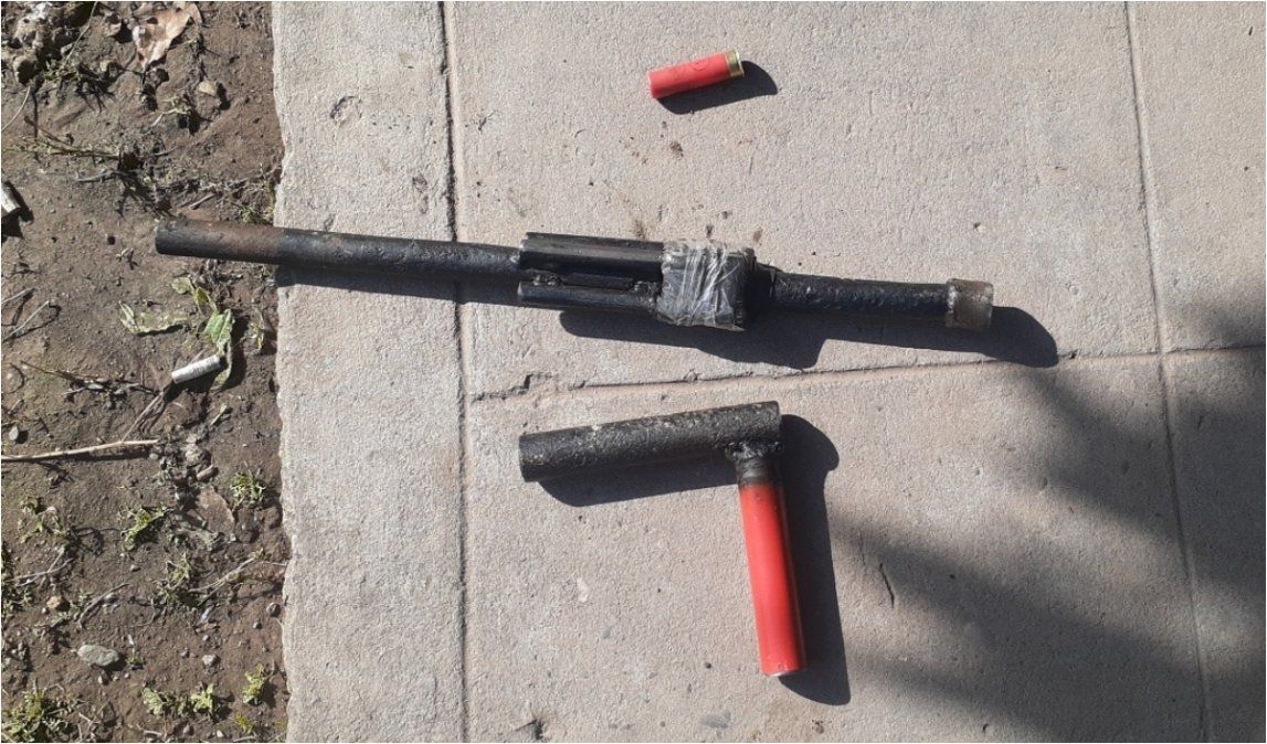 Dos detenidos realizando disparos con armas tumberas