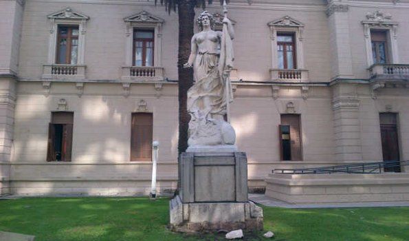 Las estatuas de Lola Mora están en terapia intensiva
