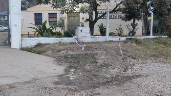 Los Alisos: pérdida de agua de una escuela complica a los vecinos