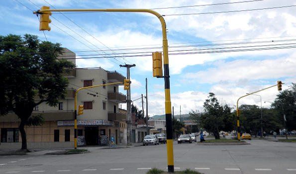 Avanzan obras para habilitar semáforo en avenida Eva Perón y Tello