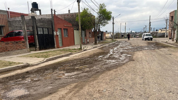 Vecinos de Alto Comedero, cansados de hacer reclamos por pérdidas de agua