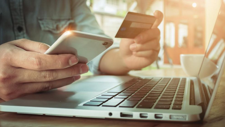 Desde julio habrá más controles sobre las compras con tarjeta en el exterior