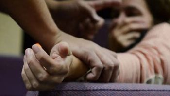 Golpeó a su pareja mientras ella amamantaba a su bebé de seis meses