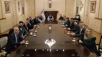 Javier Milei reúne al Gabinete y el Congreso debate la reforma del BCRA