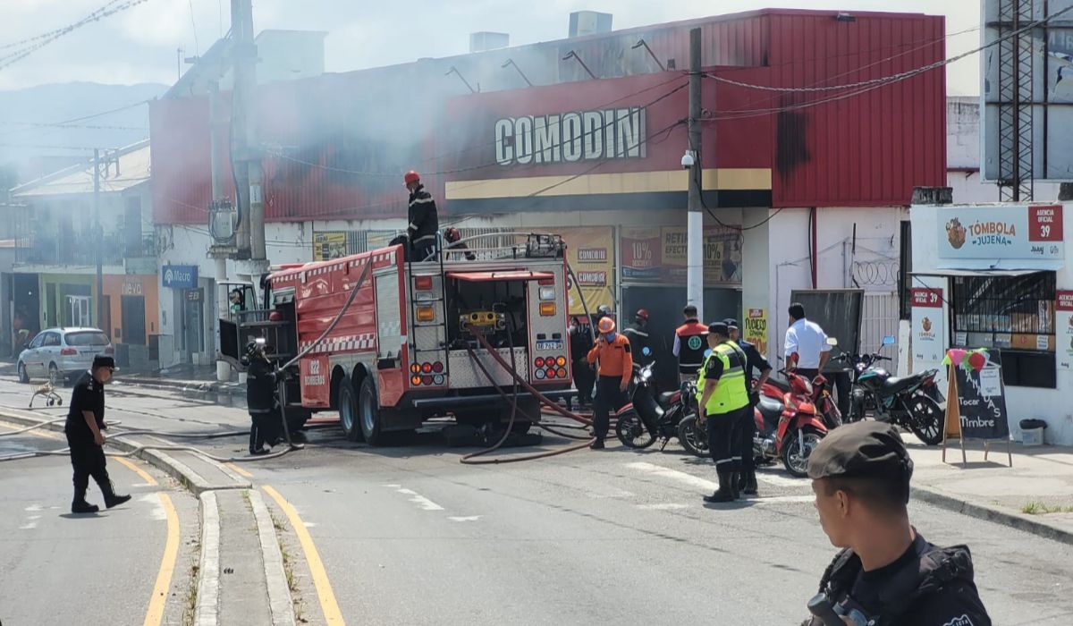 Impactante incendio en un supermercado de Ciudad de Nieva