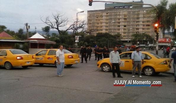 Taxistas cortan puentes y reclaman que se termine con el transporte ilegal