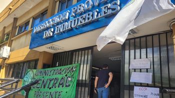 Reclamo de trabajadores de la Dirección Provincial de Inmuebles