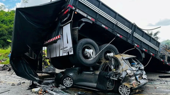 Impactante tragedia en una ruta de Brasil: un micro en llamas y 38 muertos