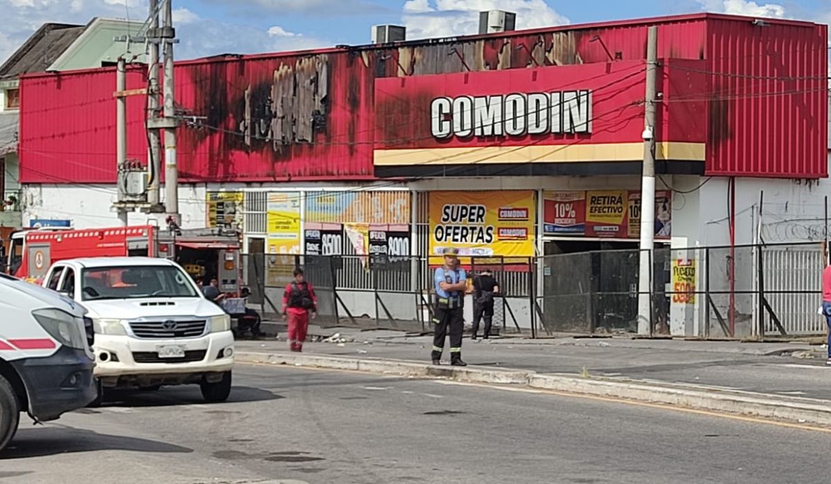 Foto: incendio supermercado en Ciudad de Nieva.