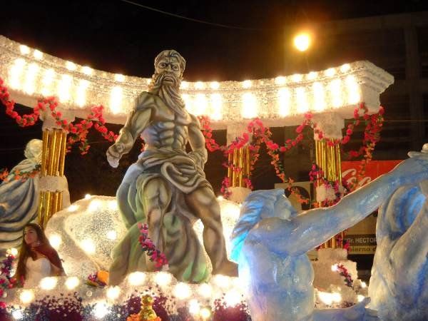El cuarto desfile recibió a las reinas del interior y de otras ediciones de la FNE