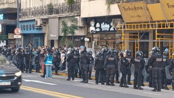 Reprimieron a actores que realizaban abrazo simbólico al Instituto Nacional del Teatro