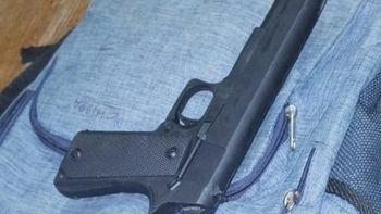 Dos estudiantes llevaron réplicas de armas de fuego a un colegio y hallaron amenazas puntuales