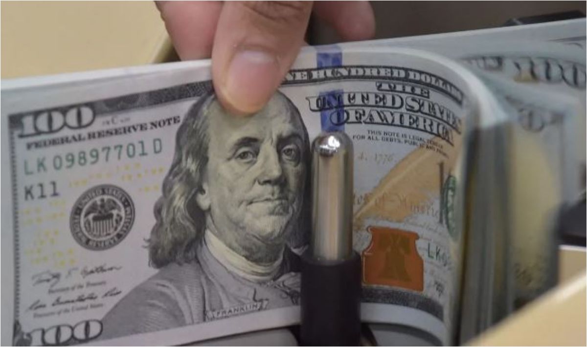 El dólar blue inició la semana con una baja de $1