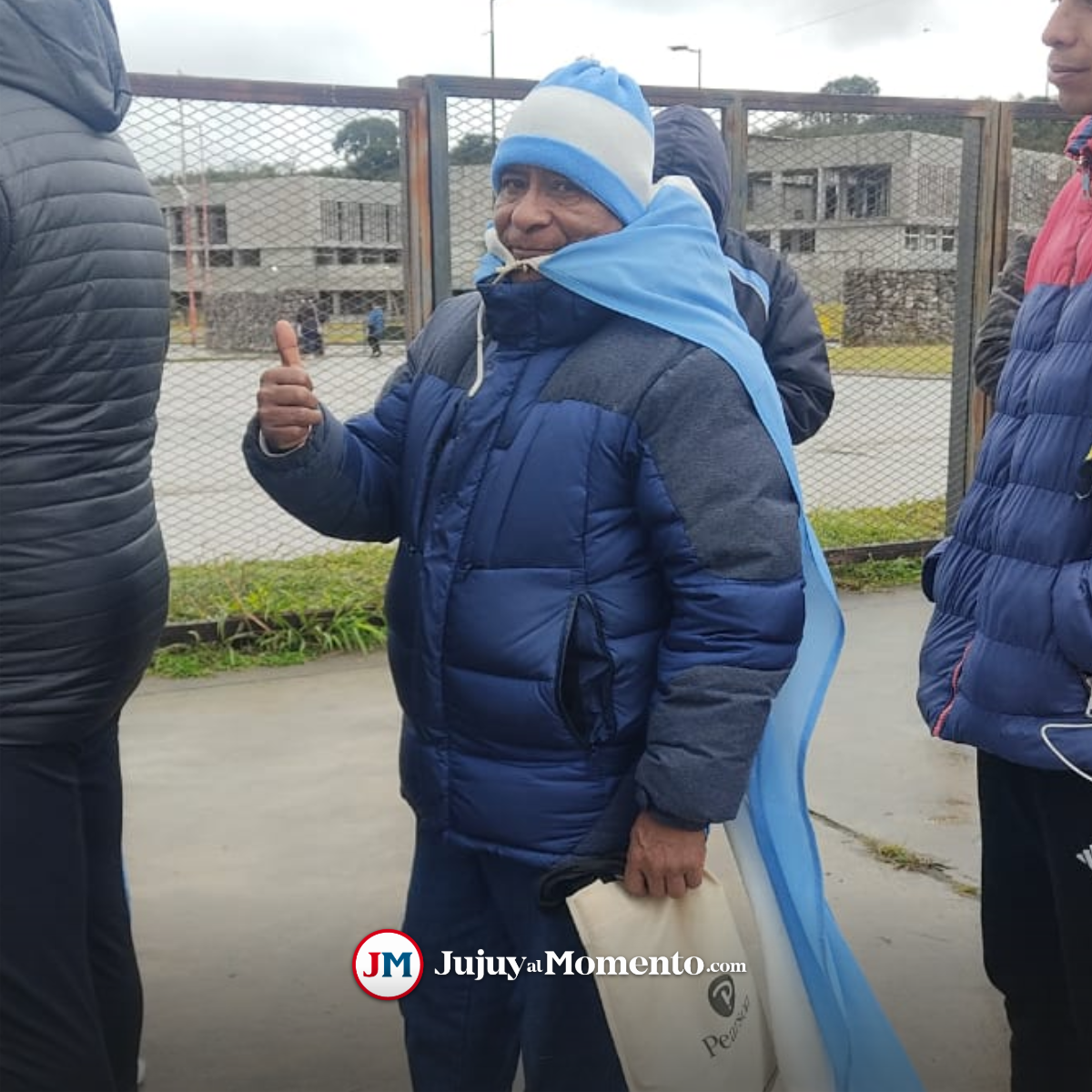 Pese al frío, los jujeños se acercaron a ver la Copa del Mundo