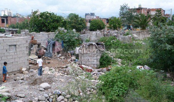 Familias evacuadas del Barrio Chingo reclaman un lote fiscal