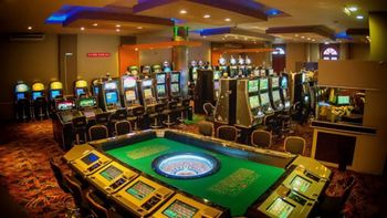 Perdió el ticket del guardarropa de un casino y le retiraron la cartera con 700 mil pesos