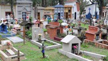 Amplían los horarios y servicios de cementerios por el Día de los Fieles Difuntos