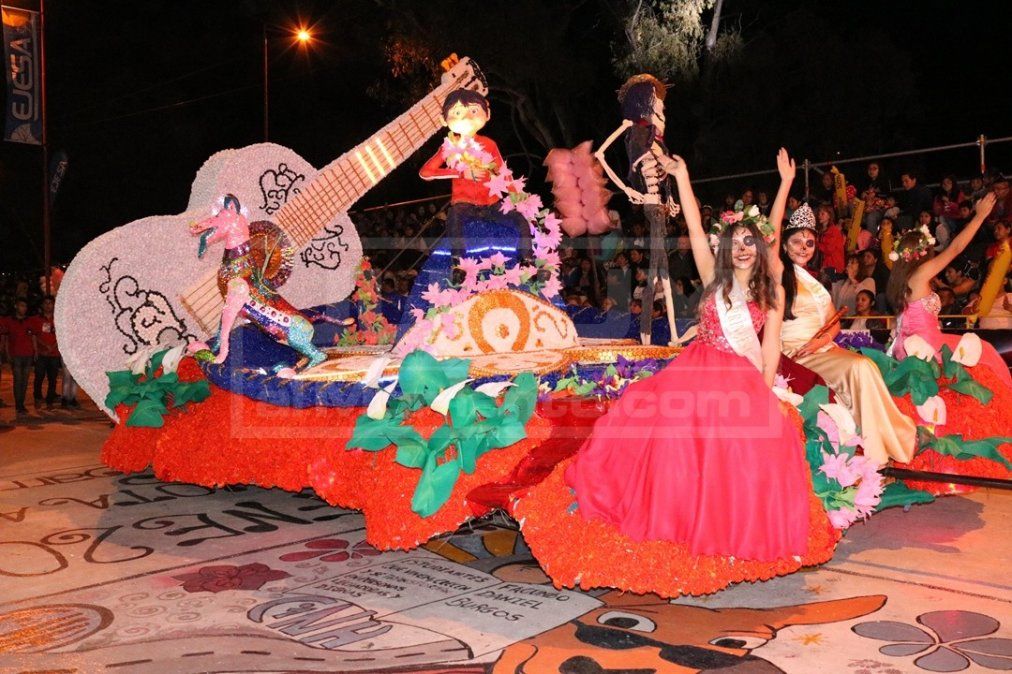 Impresionante Primer Desfile De Carrozas