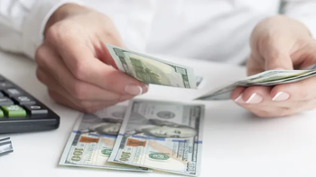El dólar pisó el freno y volvió a cerrar debajo de la barrera de los $1.500