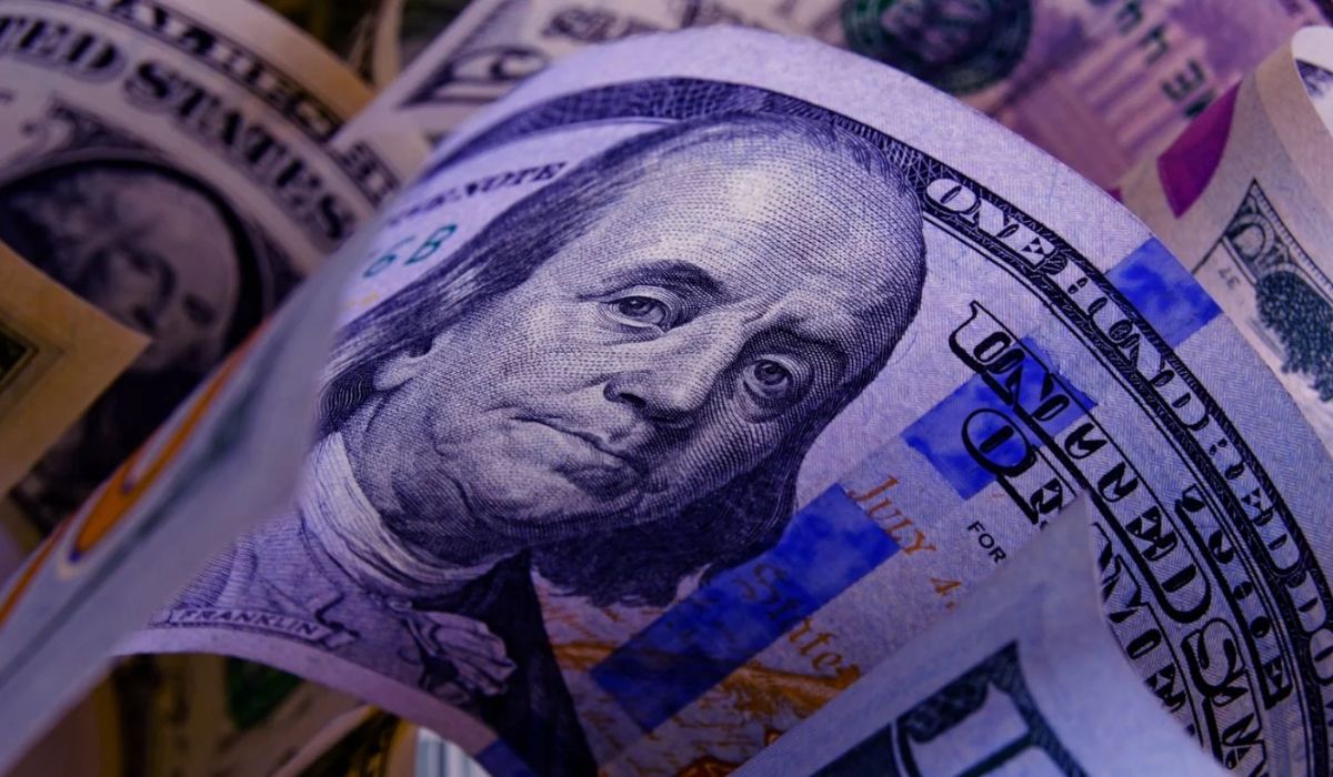 El dólar blue volvió a bajar y la brecha está por debajo del 13%