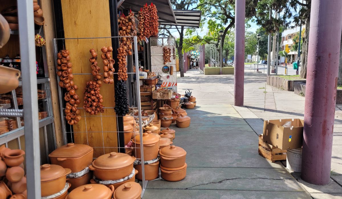 Paseo de los Artesanos: el turista consulta precios, pero no concreta grandes compras