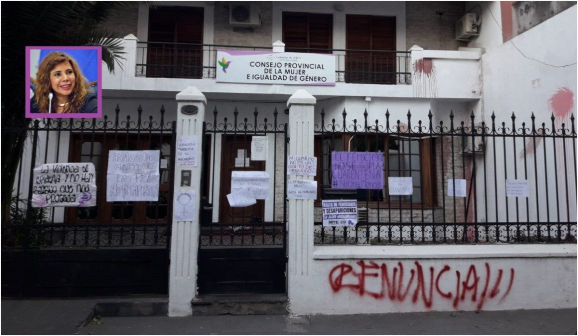 Pidieron la renuncia de Martínez con pintadas y carteles en el Consejo de la Mujer