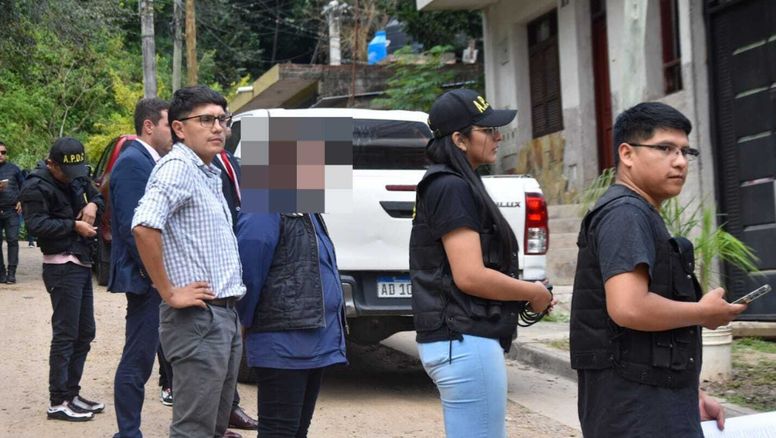 Amenazas en las escuelas: allanaron una casa en la capital y secuestraron celulares