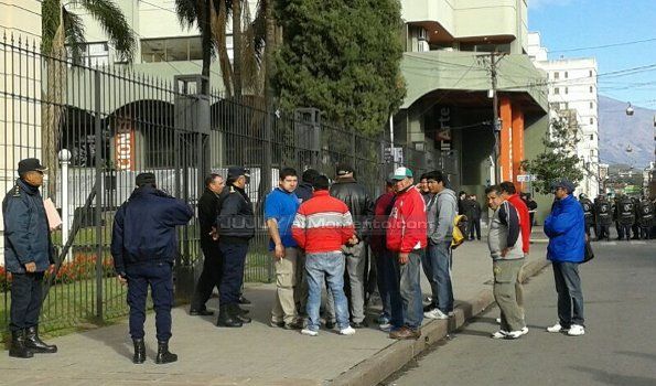 Transporte ilegal: Taxistas interjurisdiccionales en compás de espera hasta el lunes