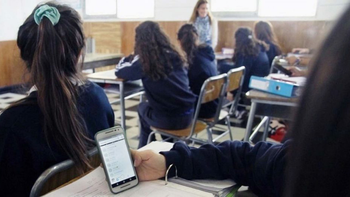 Prohibición de celulares tras las amenazas: el caso de la Escuela Herminio Arrieta