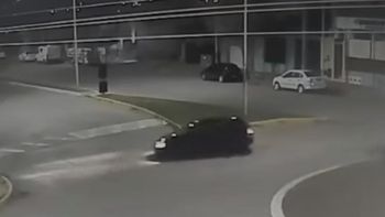Insólito: un conductor ebrio fue filmado dando vueltas, una y otra vez en una rotonda