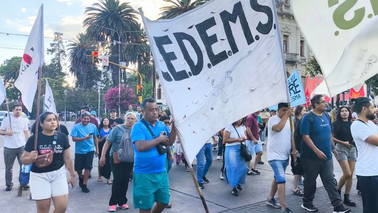 Indignados por los descuentos salariales, docentes se declararon en alerta