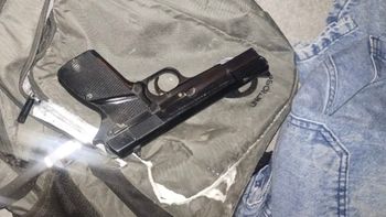 Palpalá: una mujer revolvía el dormitorio de un familiar y encontró un arma de fuego