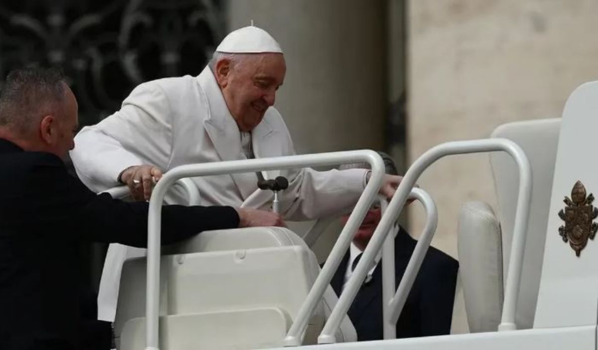 Francisco internado: el Papa agradeció el apoyo de la gente con un tweet desde el hospital