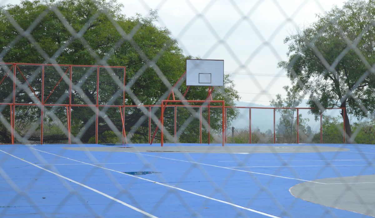 Una pinturita: renovaron la cancha de las 70 Viviendas Una pinturita: renovaron la cancha de las 70 Viviendas