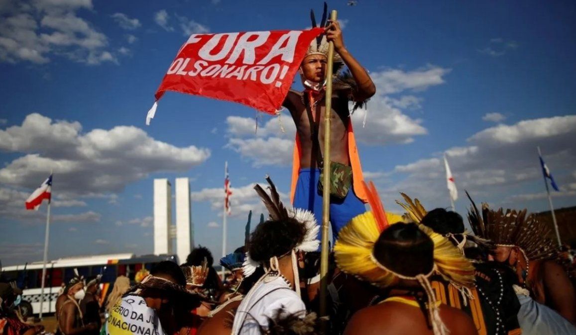 En defensa de sus tierras: grupos indígenas protestan contra Bolsonaro