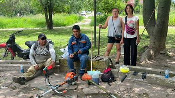 Vecinos de Alto Comedero desmalezan una plaza ante la ausencia del municipio