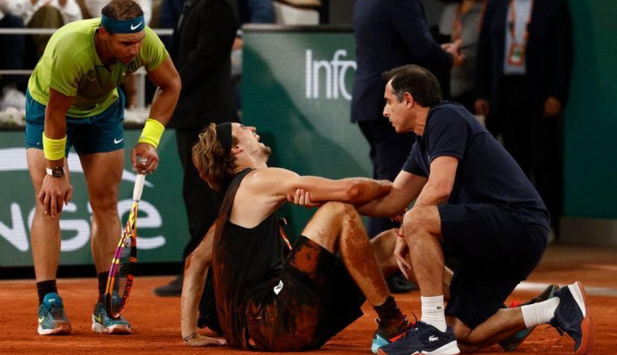 Zverev se retiró en muletas y Nadal se metió en la final de Roland Garros