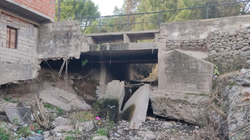 Alerta en Campo Verde por un puente pasarela a punto de caerse