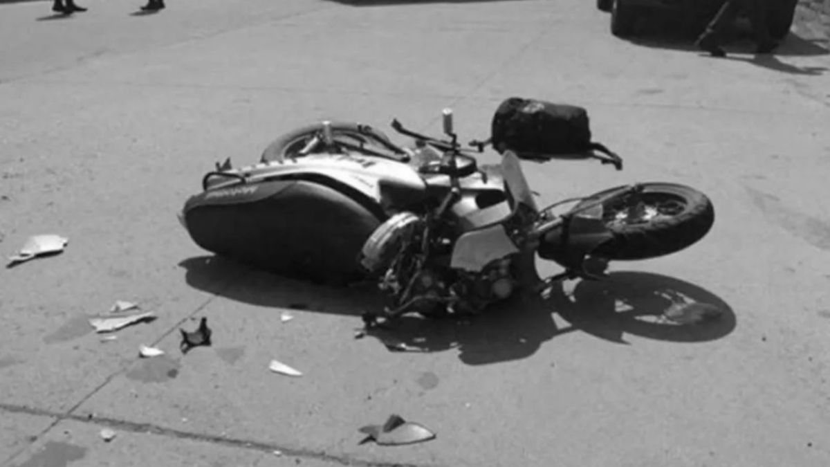 Colectivo chocó contra una moto en la que iban dos policías, ambos murieron